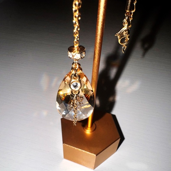 Swarovski Desert Glow Crystal Chandelier Drop Pendant Necklace Gold Tone - Picture 3 of 4